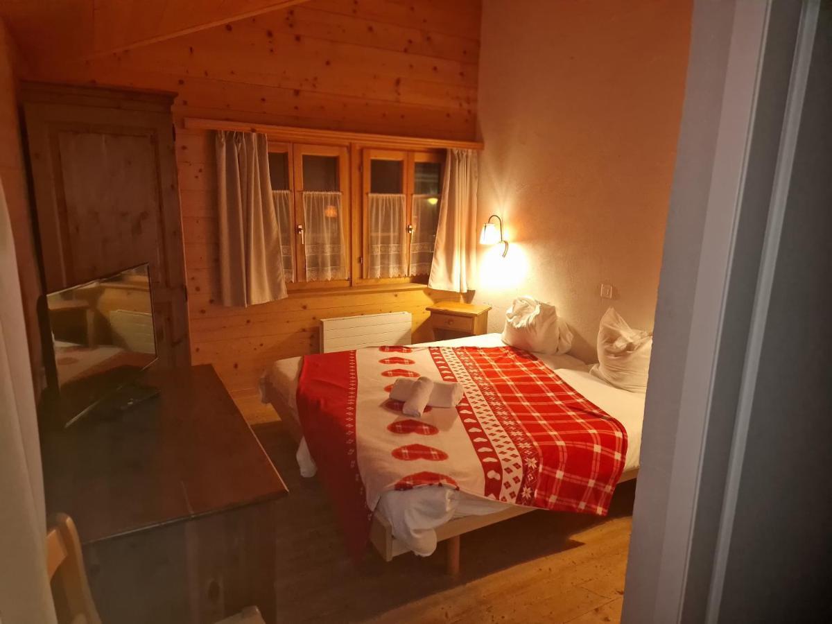 L'Auberge De L'Ours Vers L'Eglise Esterno foto
